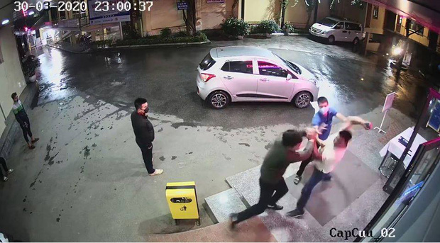 Bị nhắc đeo khẩu trang phòng Covid-19, nam thanh niên lao vào đấm túi bụi nhân viên bệnh viện-1