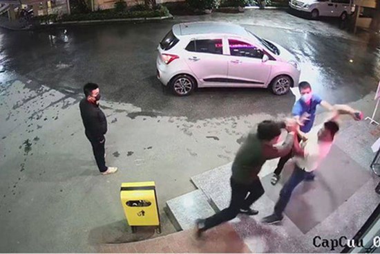 Bị nhắc đeo khẩu trang phòng Covid-19, nam thanh niên lao vào đấm túi bụi nhân viên bệnh viện