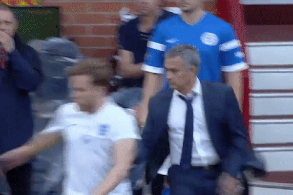 Lao vào sân đốn hạ cầu thủ và những khoảnh khắc thú vị của Mourinho