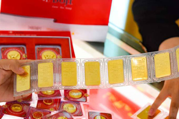 Giá vàng hôm nay 2/4: Thế giới chùng lại, trong nước treo cao-2