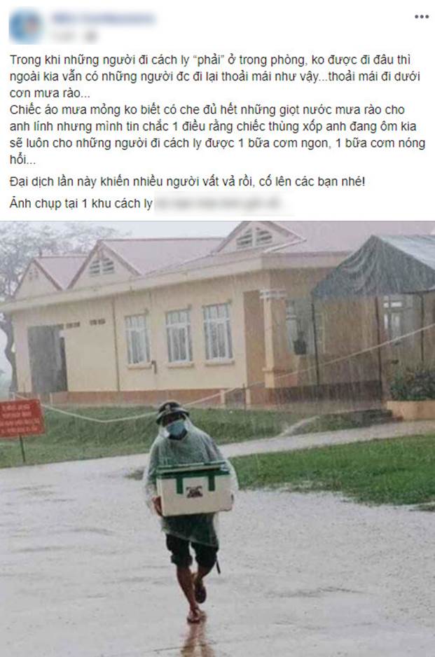 Hình ảnh anh lính đội mưa, khệ nệ bê thùng xốp tiếp tế lương thực cho người dân ở khu cách ly khiến ai nấy đều ấm lòng-1