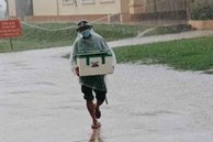 Hình ảnh anh lính đội mưa, khệ nệ bê thùng xốp tiếp tế lương thực cho người dân ở khu cách ly khiến ai nấy đều 'ấm lòng'