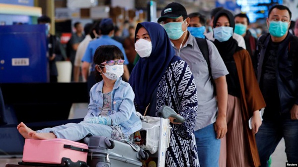 Phải cách ly để tránh Covid-19, ngôi làng cử 2 thây ma ngồi gác ở cổng làng khiến người qua đường xanh mặt, nhưng ẩn ý sâu xa khiến ai cũng nể-2
