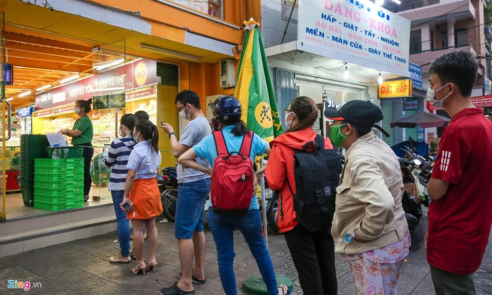 Người dân TP.HCM mua sắm trật tự trước lúc cách ly toàn xã hội-1