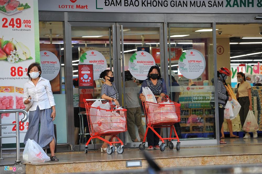 Người dân TP.HCM mua sắm trật tự trước lúc cách ly toàn xã hội-2