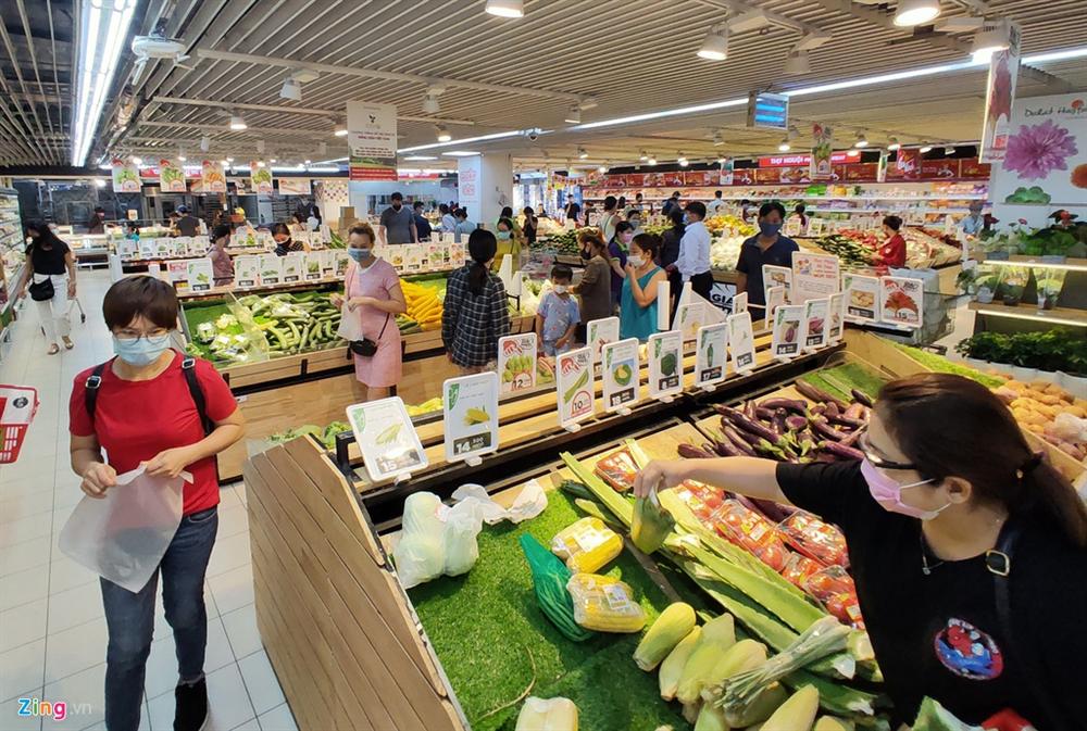 Người dân TP.HCM mua sắm trật tự trước lúc cách ly toàn xã hội-4