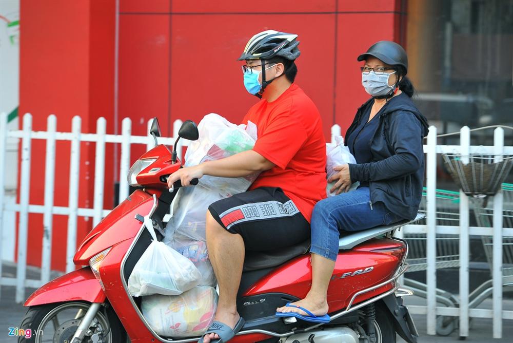 Người dân TP.HCM mua sắm trật tự trước lúc cách ly toàn xã hội-7