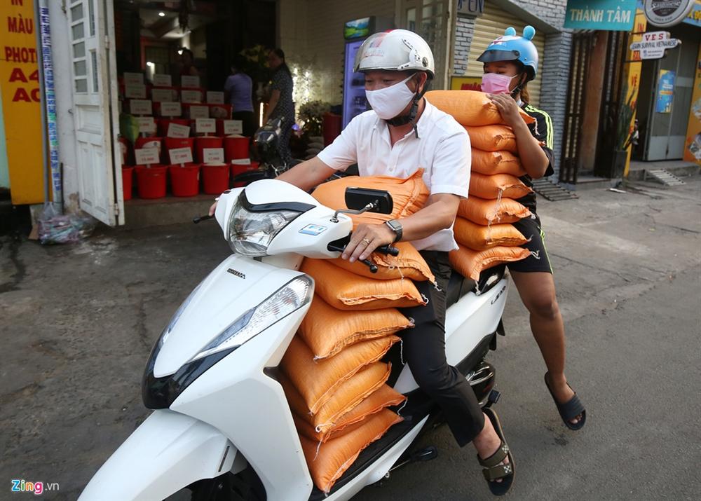 Người dân TP.HCM mua sắm trật tự trước lúc cách ly toàn xã hội-8