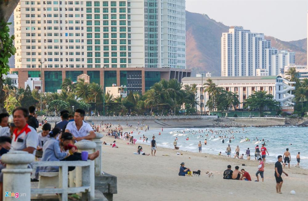 Nha Trang ra quân cưỡng chế người tắm biển-1