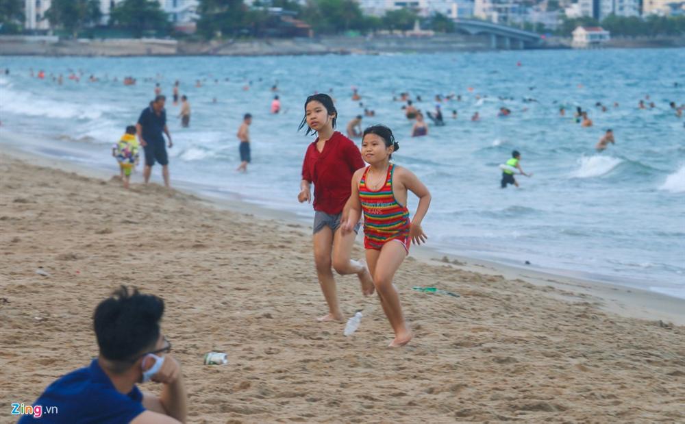 Nha Trang ra quân cưỡng chế người tắm biển-5