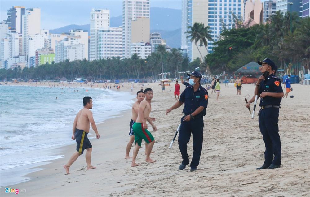 Nha Trang ra quân cưỡng chế người tắm biển-6