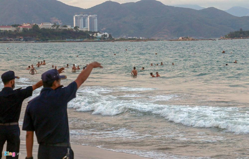 Nha Trang ra quân cưỡng chế người tắm biển-7