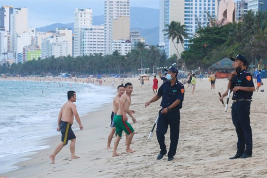 Nha Trang ra quân cưỡng chế người tắm biển