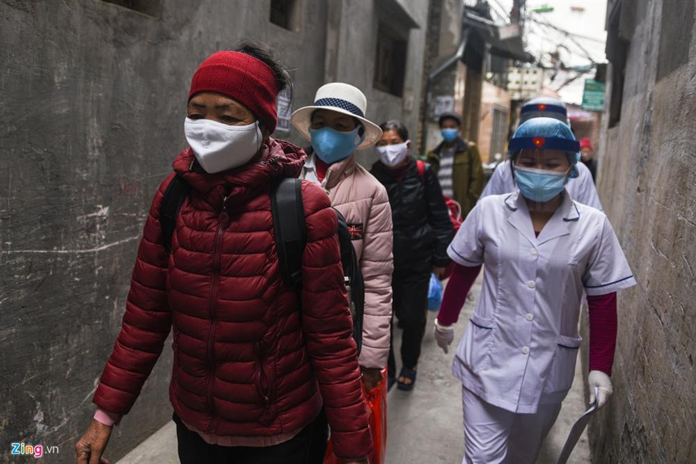 Xe quân đội đưa đón bệnh nhân chạy thận đến Bệnh viện Bạch Mai-1