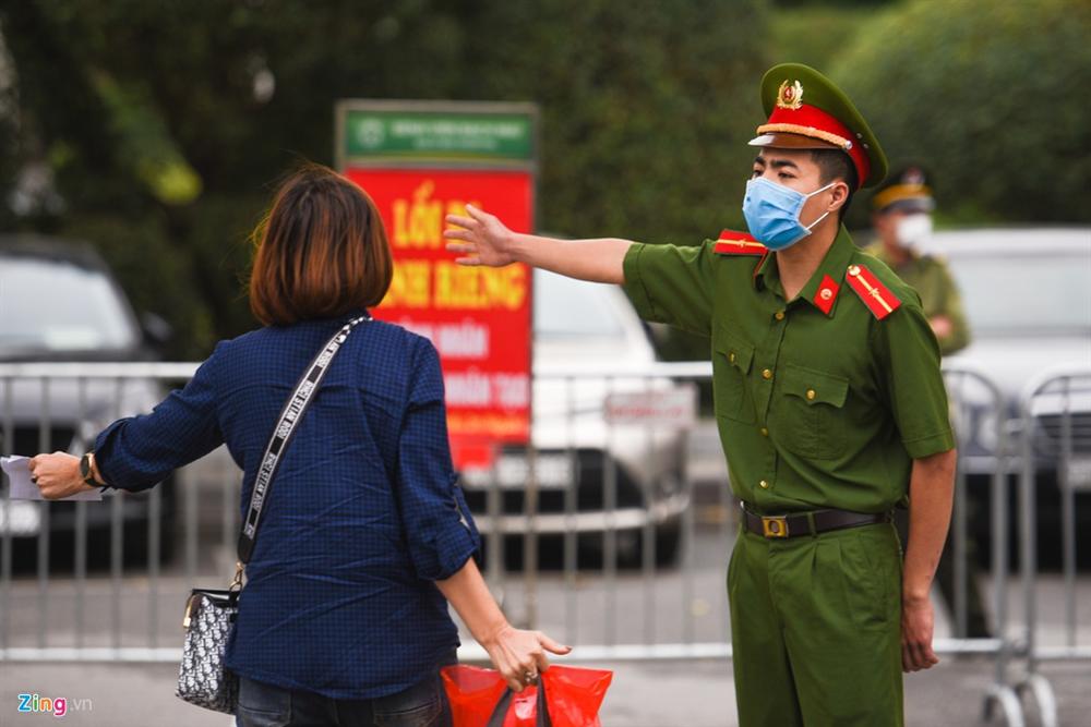 Xe quân đội đưa đón bệnh nhân chạy thận đến Bệnh viện Bạch Mai-5