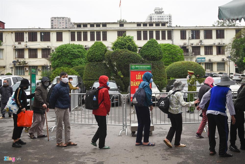 Xe quân đội đưa đón bệnh nhân chạy thận đến Bệnh viện Bạch Mai-6