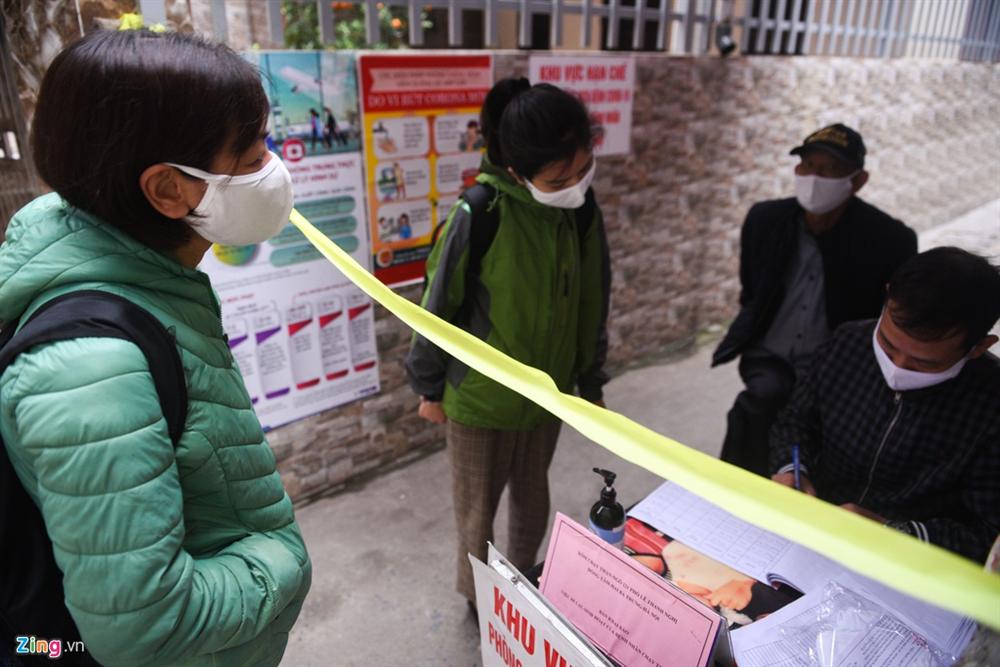 Xe quân đội đưa đón bệnh nhân chạy thận đến Bệnh viện Bạch Mai-7