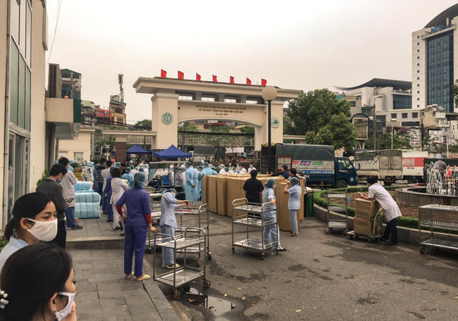 Những hình ảnh cảm động bên trong bệnh viện Bạch Mai-7
