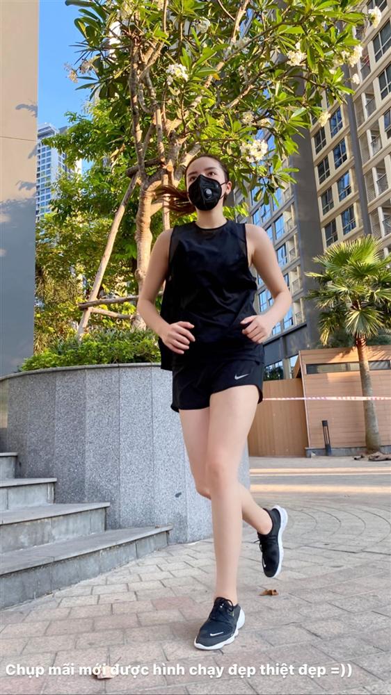 Ở nhà không quên tập tành, quan trọng là loạt mỹ nhân Vbiz còn tạo ra cuộc so kè gay cấn xem ai có vòng eo đẹp nhất-3