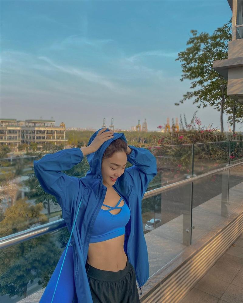 Ở nhà không quên tập tành, quan trọng là loạt mỹ nhân Vbiz còn tạo ra cuộc so kè gay cấn xem ai có vòng eo đẹp nhất-7