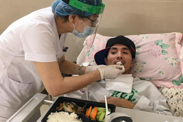 Xác minh nhóm người ăn mặc lạ, đội nón lá, mang gậy, bát vỡ, quay phim, phát trực tiếp trên facebook-2