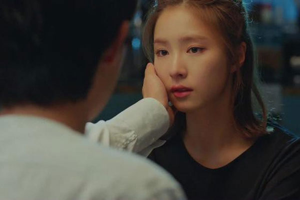 Phát hiện chồng có liên hệ đáng ngờ với gái lạ, vợ trẻ mua hoa đem tặng nhưng sau đó ra chiêu khiến cả 2 quỳ gối xin tha-2