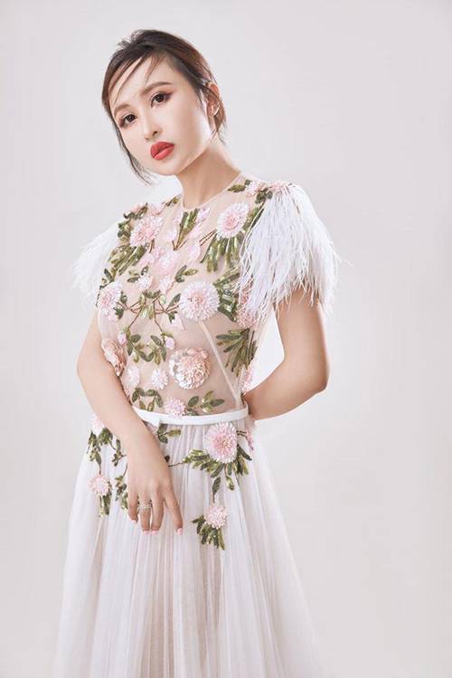 Khéo mặc như vợ hai đại gia Minh Nhựa: diện toàn item khó xơi vẫn được chồng khen-1