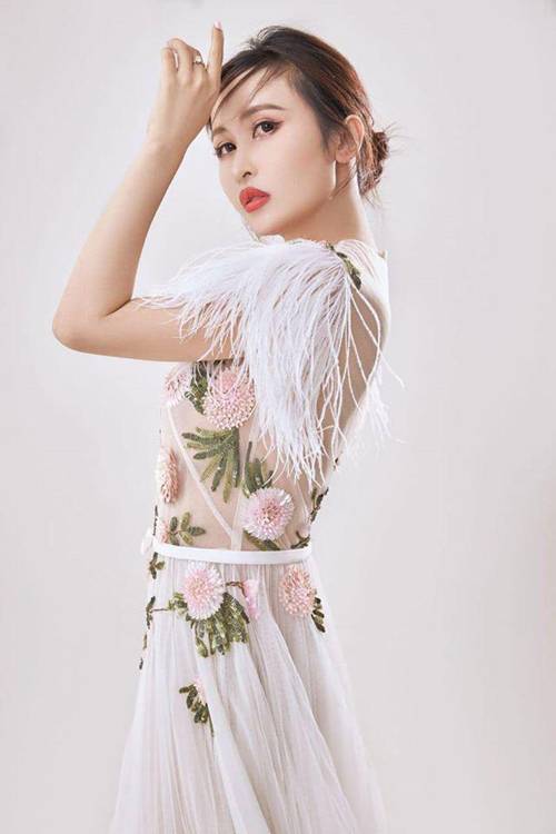 Khéo mặc như vợ hai đại gia Minh Nhựa: diện toàn item khó xơi vẫn được chồng khen-2