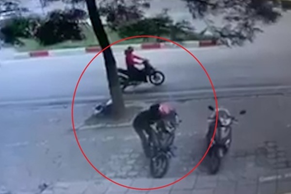 2 tên trộm xe bị bắt ngay khi gây án-1