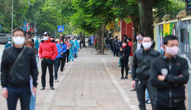 Người dân xếp hàng dài test nhanh Covid-19-1