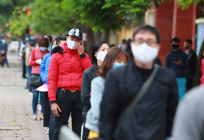 Người dân xếp hàng dài test nhanh Covid-19-2