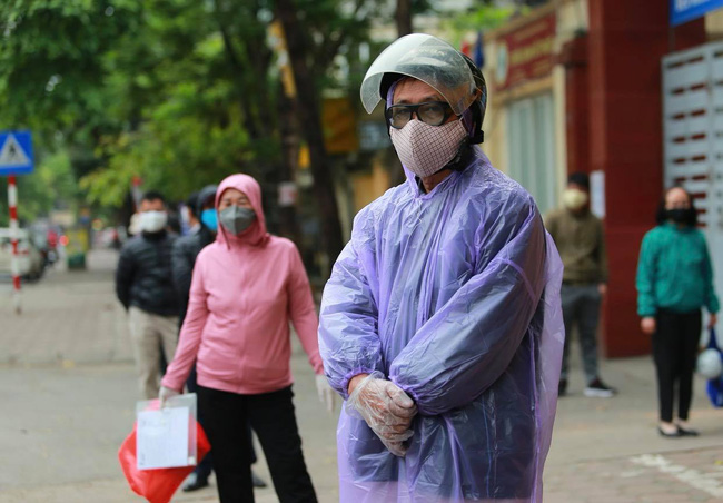 Người dân xếp hàng dài test nhanh Covid-19-3