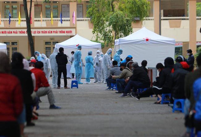 Người dân xếp hàng dài test nhanh Covid-19-4