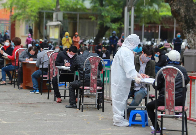 Người dân xếp hàng dài test nhanh Covid-19-5