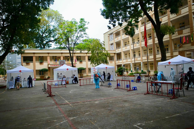 Người dân xếp hàng dài test nhanh Covid-19-6