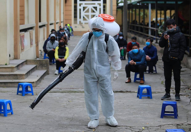 Người dân xếp hàng dài test nhanh Covid-19-10