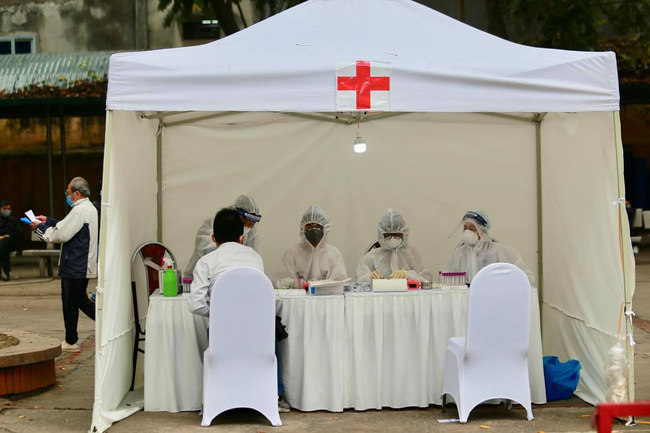 Người dân xếp hàng dài test nhanh Covid-19-7