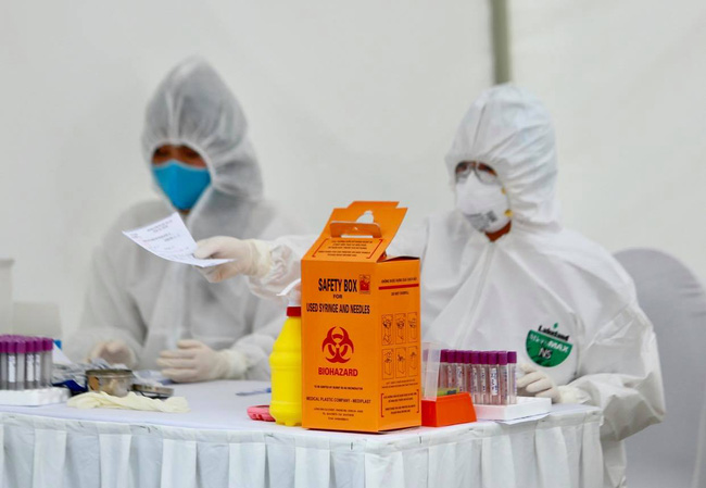 Người dân xếp hàng dài test nhanh Covid-19-9