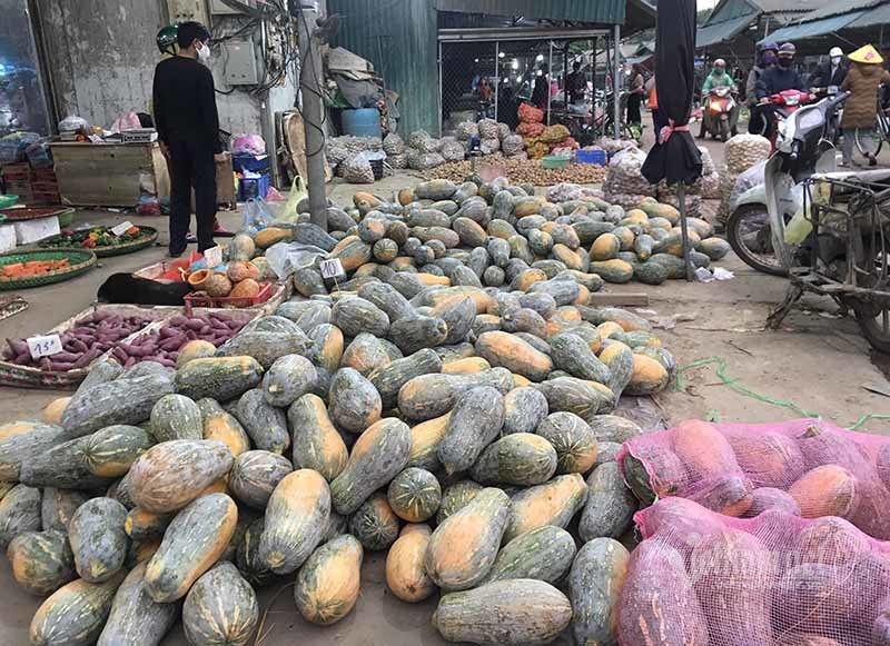 Ngày đầu cách ly, hàng la liệt ngoài chợ, chất đống trong siêu thị-4