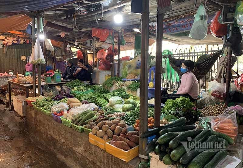 Ngày đầu cách ly, hàng la liệt ngoài chợ, chất đống trong siêu thị-8