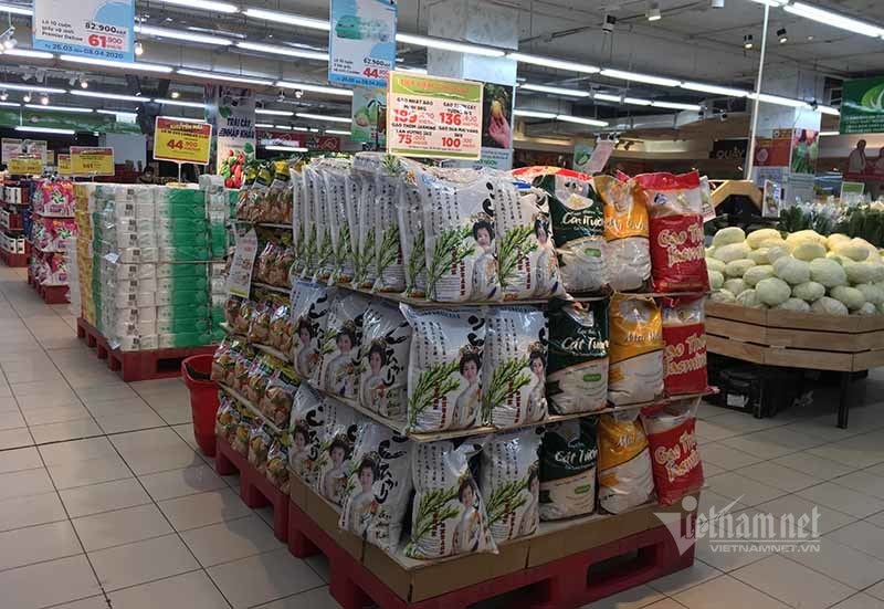 Ngày đầu cách ly, hàng la liệt ngoài chợ, chất đống trong siêu thị-13