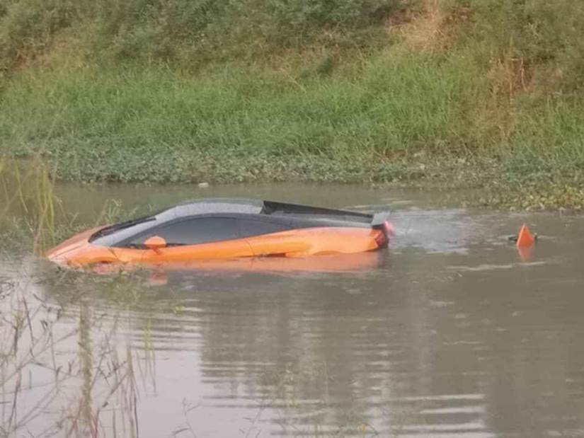 Hình ảnh siêu xe bạc tỷ ngụp lặn dưới sông, nguyên nhân kiến dân mạng xôn xao-3