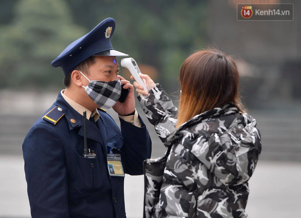 Nhiều người Hà Nội bị nhắc nhở hạn chế ra ngoài, tập thể dục và đeo khẩu trang xung quanh các phố trung tâm-3