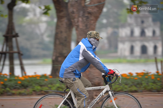 Nhiều người Hà Nội bị nhắc nhở hạn chế ra ngoài, tập thể dục và đeo khẩu trang xung quanh các phố trung tâm-5