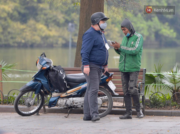 Nhiều người Hà Nội bị nhắc nhở hạn chế ra ngoài, tập thể dục và đeo khẩu trang xung quanh các phố trung tâm-10