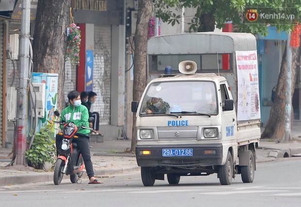 Nhiều người Hà Nội bị nhắc nhở hạn chế ra ngoài, tập thể dục và đeo khẩu trang xung quanh các phố trung tâm-11