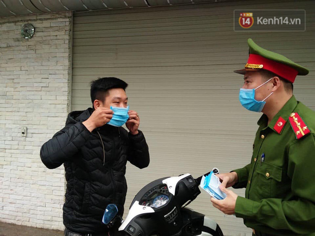 Nhiều người Hà Nội bị nhắc nhở hạn chế ra ngoài, tập thể dục và đeo khẩu trang xung quanh các phố trung tâm-12