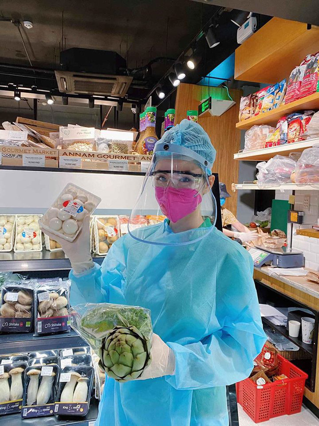 Angela Phương Trinh gây sốt” khi xuất hiện trong siêu thị với đồ bảo hộ kín mít-3