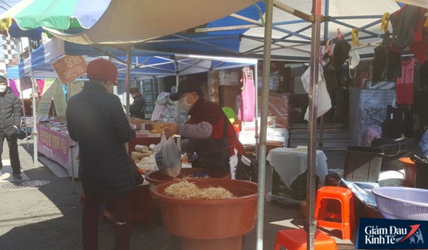 Tầng lớp lao động Hàn Quốc chật vật kiếm sống giữa thời Covid-19: Tiểu thương lay lắt cả buổi không có khách, công nhân thất nghiệp phải xin từng bữa ăn-2