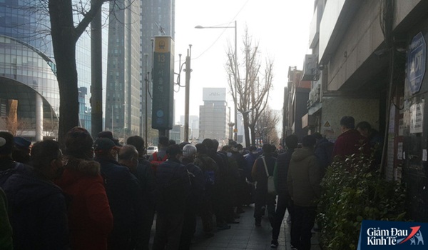 Tầng lớp lao động Hàn Quốc chật vật kiếm sống giữa thời Covid-19: Tiểu thương lay lắt cả buổi không có khách, công nhân thất nghiệp phải xin từng bữa ăn-3